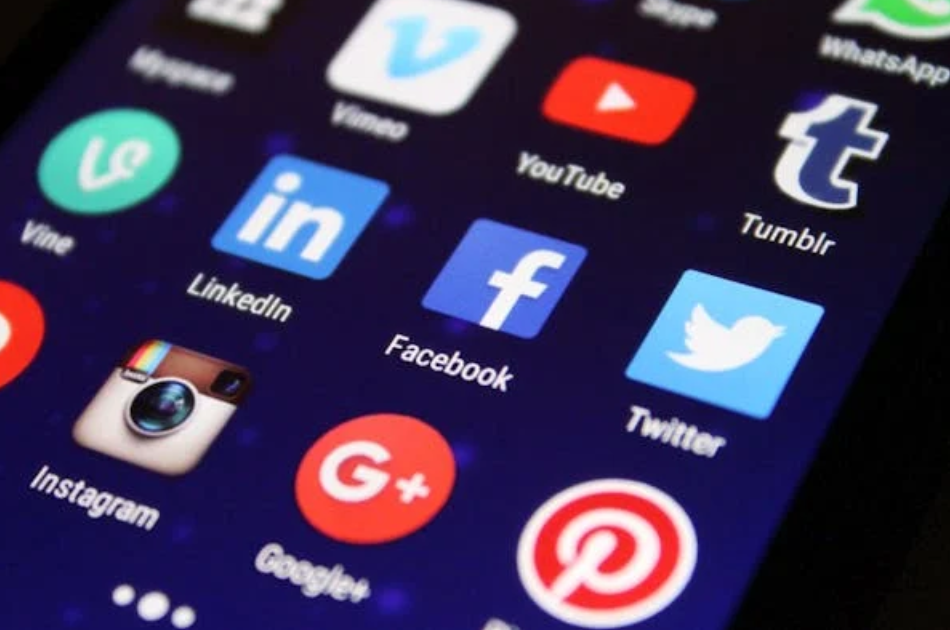 PERUBAHAN CORAK PERNIAGAAN ONLINE SEJAK TAHUN 2007 2 Social Media